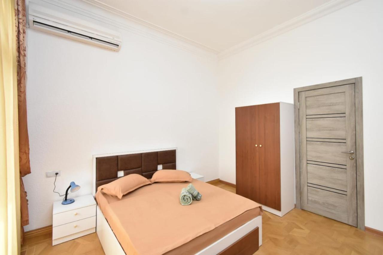 Guesthouses Opera เยเรวาน ภายนอก รูปภาพ