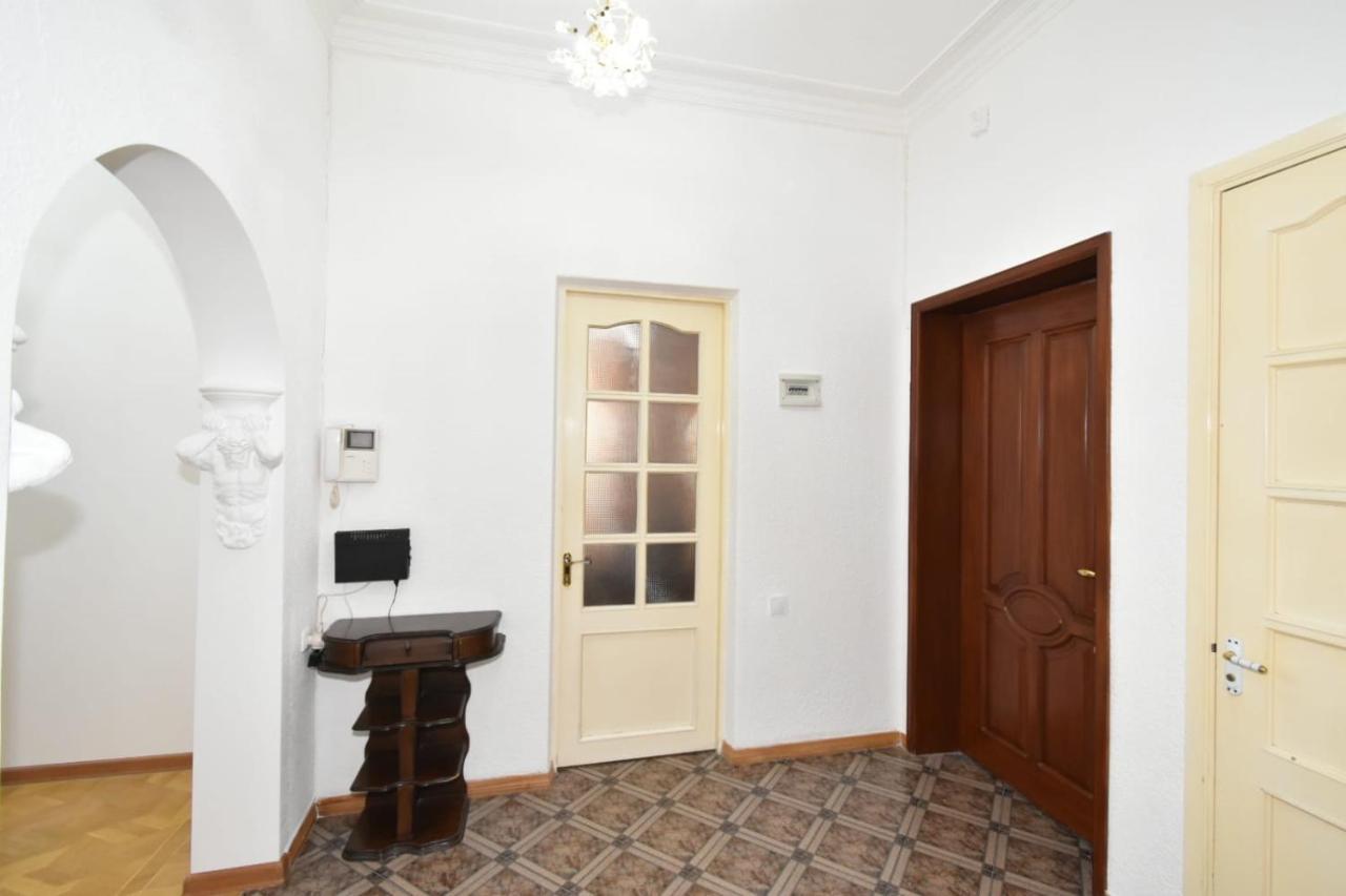 Guesthouses Opera เยเรวาน ภายนอก รูปภาพ